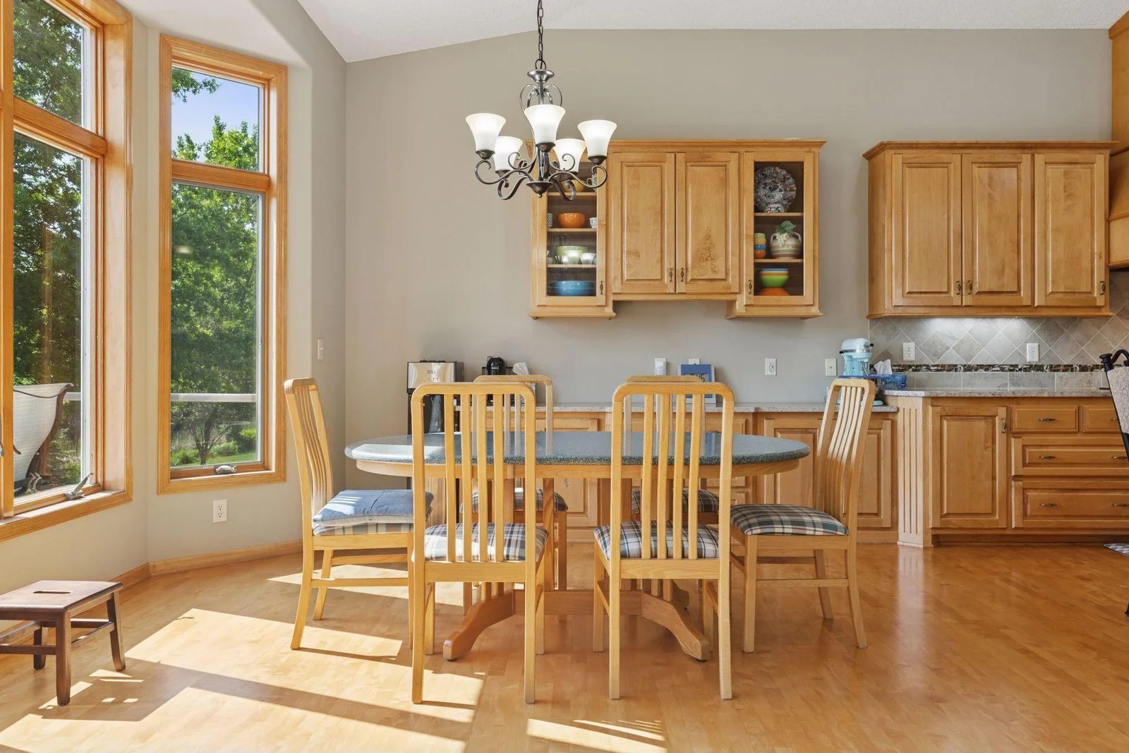 Bright & cheerful Dining Area