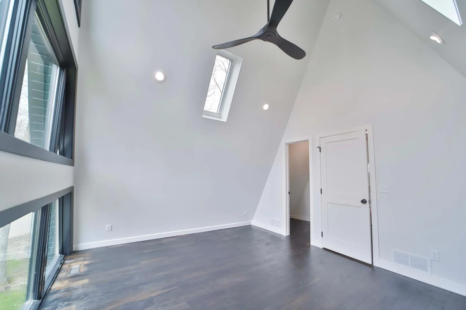 Primary Bed w/ walk in closet - 2nd Level