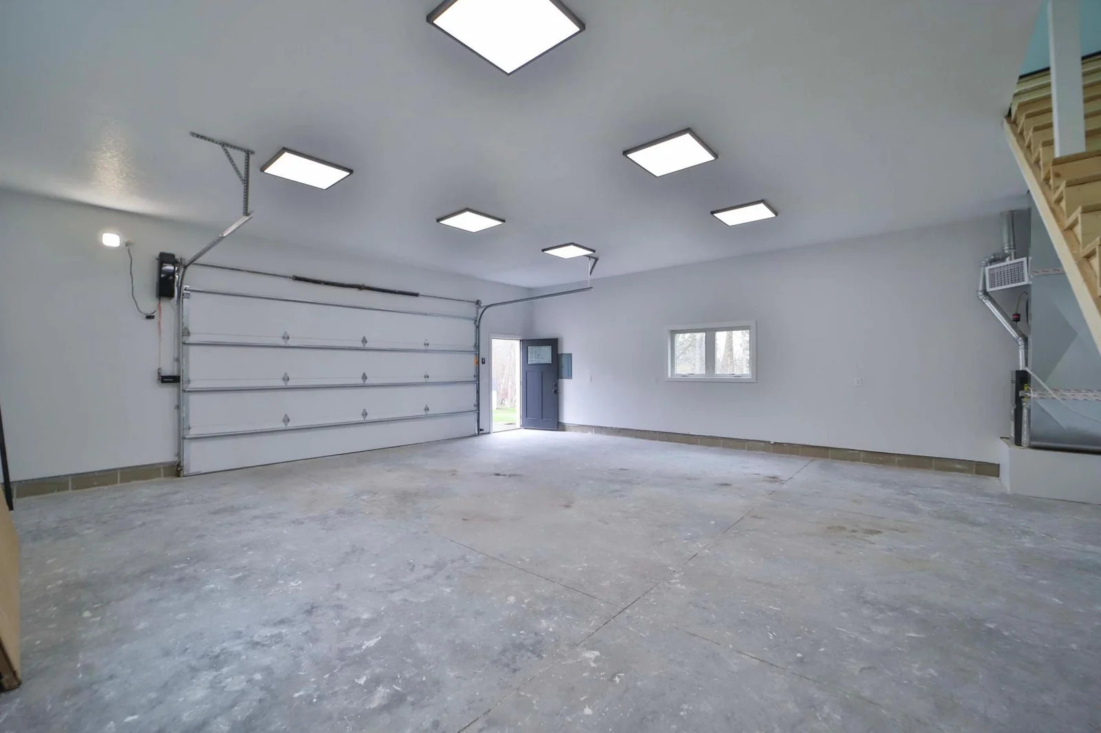 Insulated / Heated / Cooled 28'x30' Garage