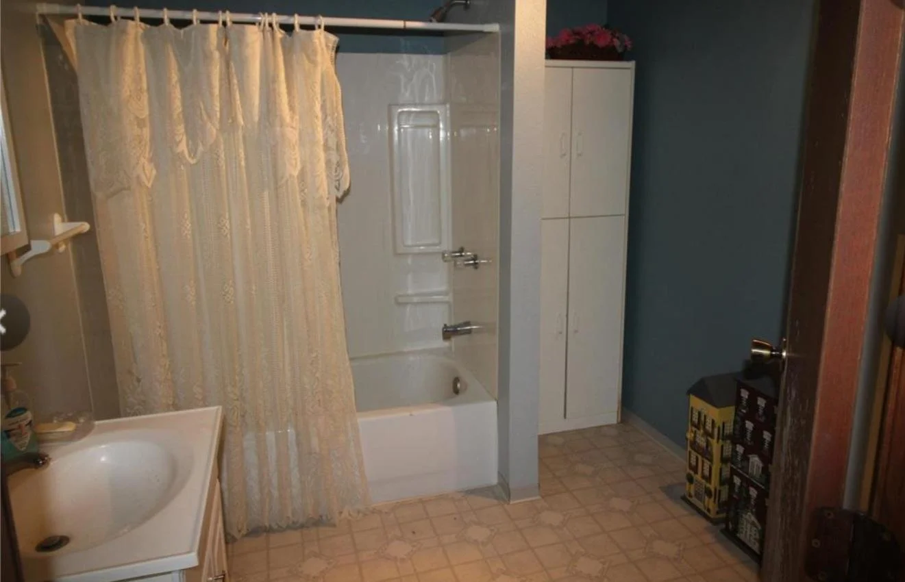 Main level spacious full bath