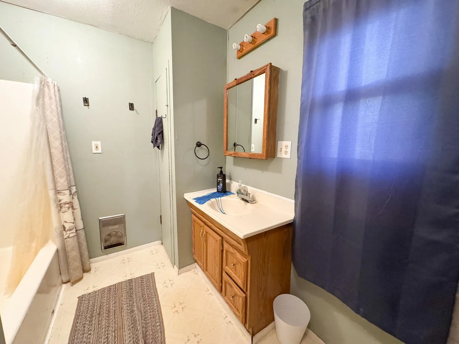 Bathroom 1.jpg