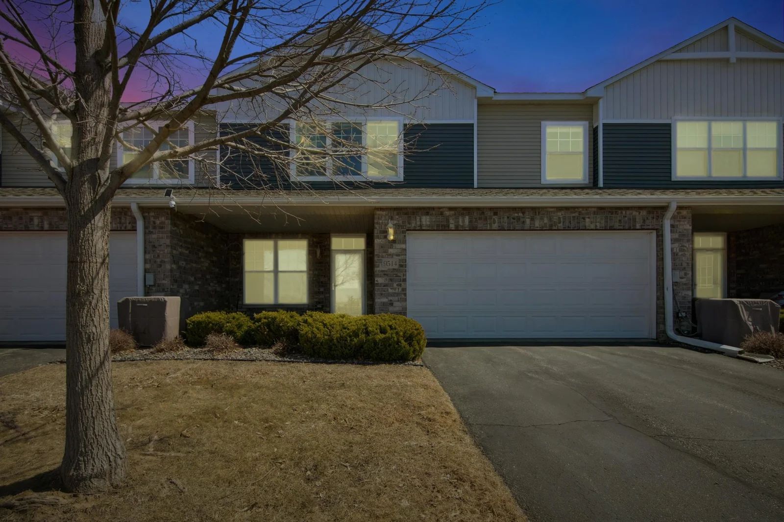 Spacious 2 bedroom 3 bathroom townhome in Brooklyn Park