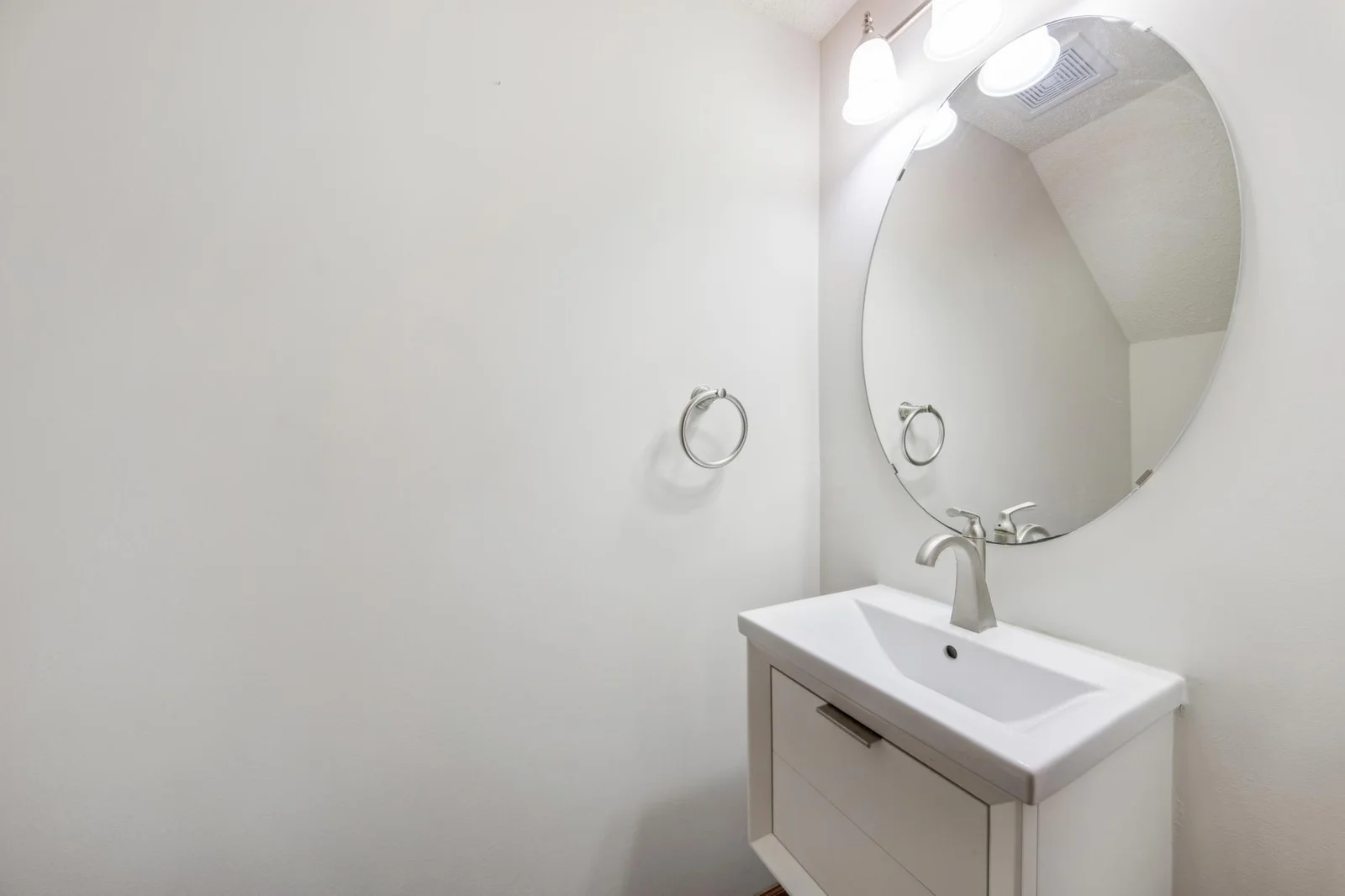 Main level 1/2 bathroom