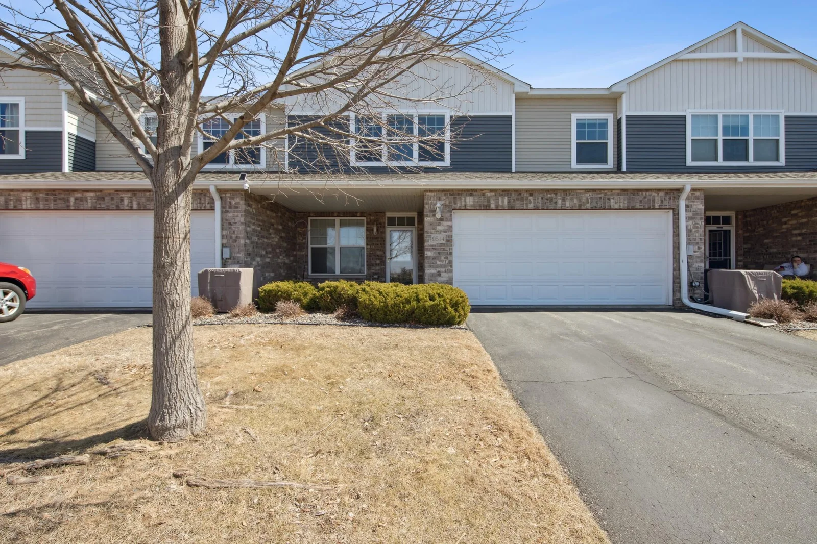 Welcoming 2 bedroom 3 bathroom townhome in Brooklyn Park!