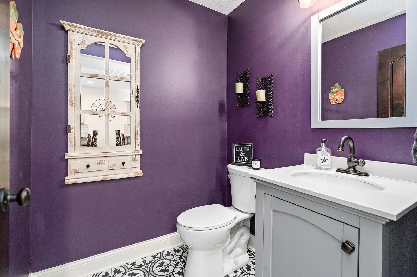 Attractive half bath on the main!