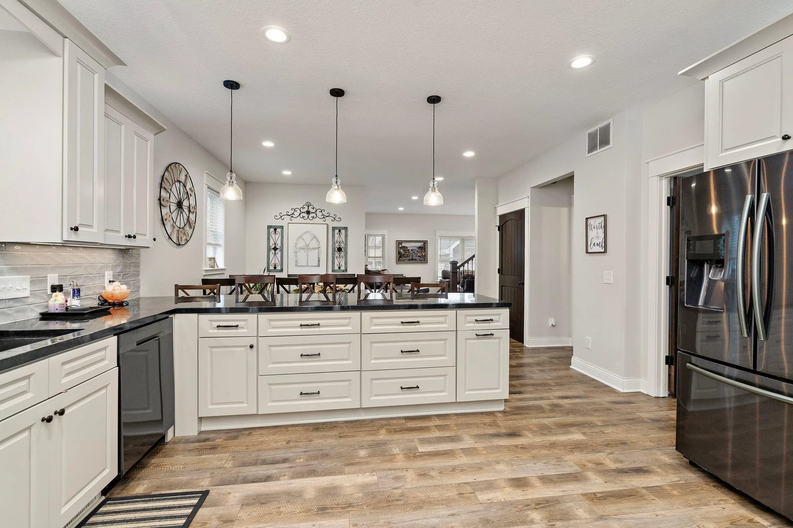 So many lighting options, all on a dimmer!