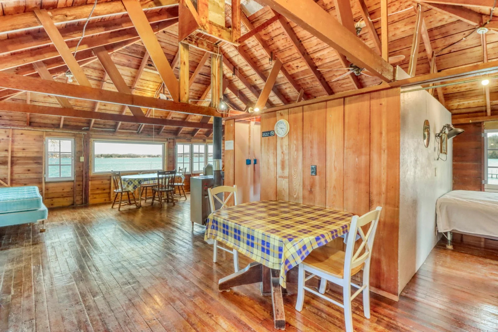 Cabin3_interior1_6.JPG
