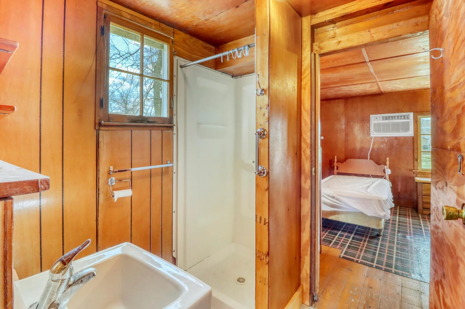 Cabin2_interior1_5.JPG