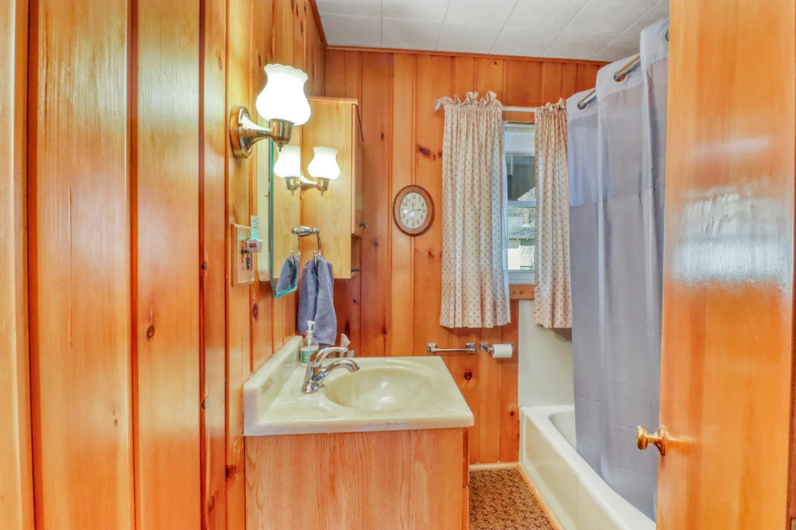 House_bathroom1_1.JPG