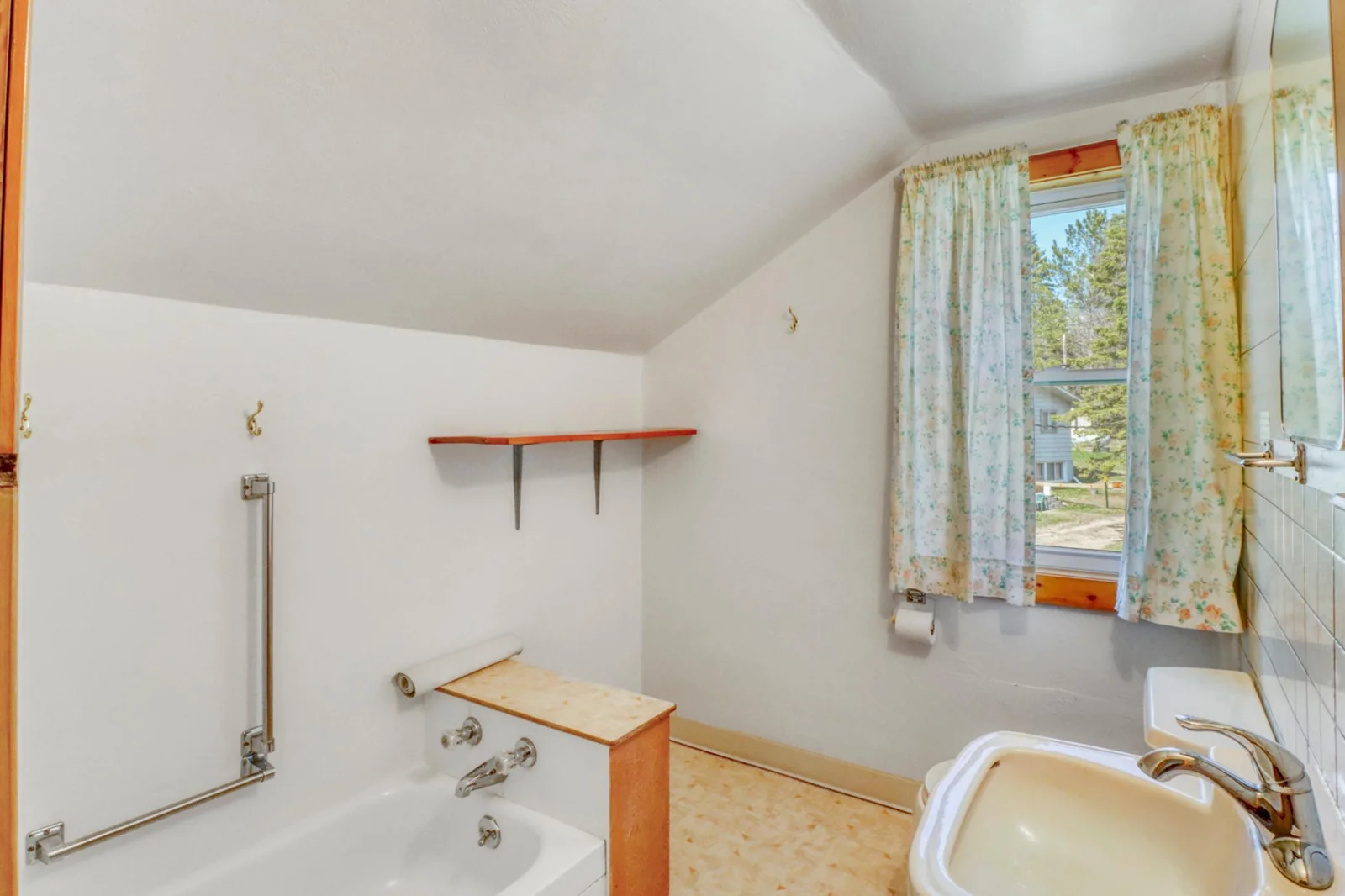 House_apartment Bathroom1_1.JPG