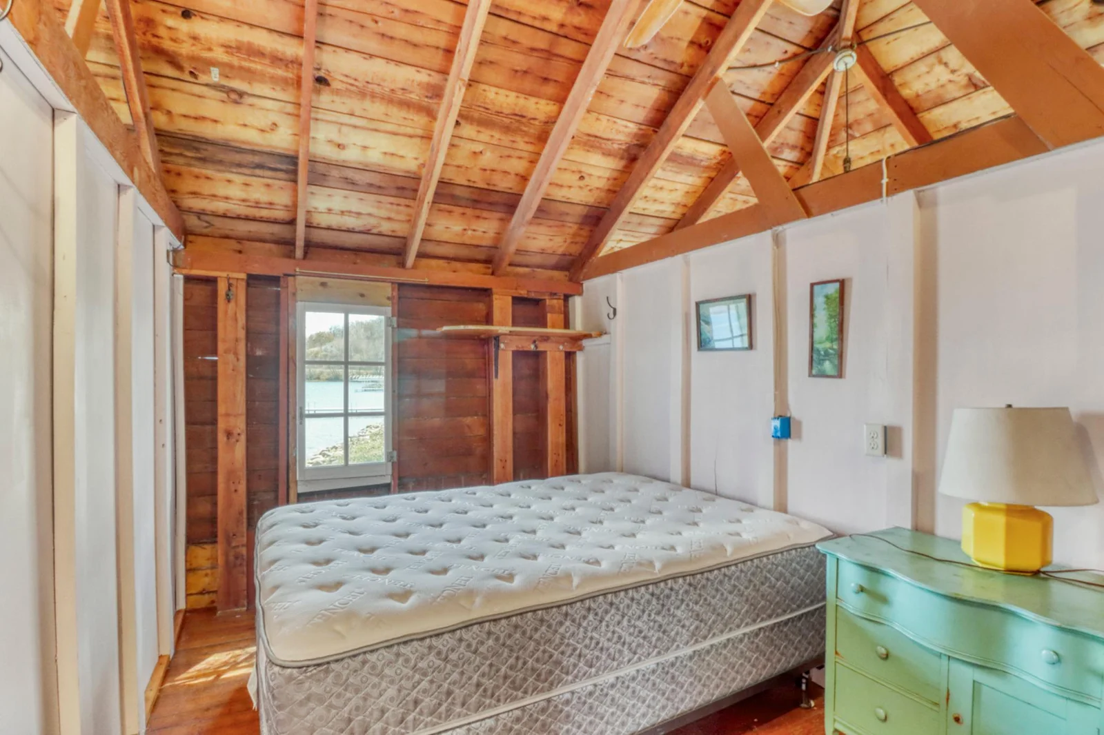 Cabin3_interior1_9.JPG
