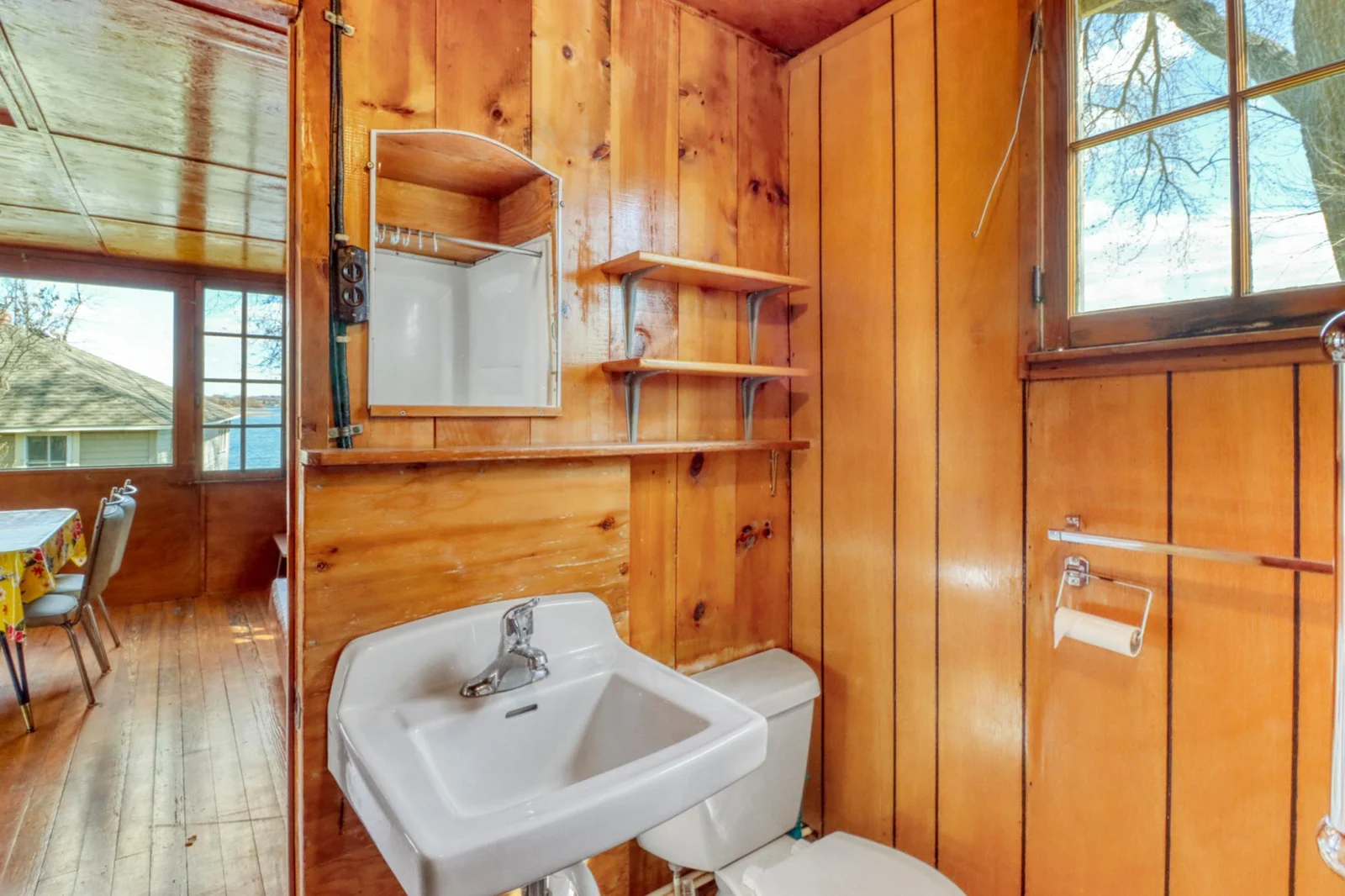 Cabin2_Interior1_9.JPG