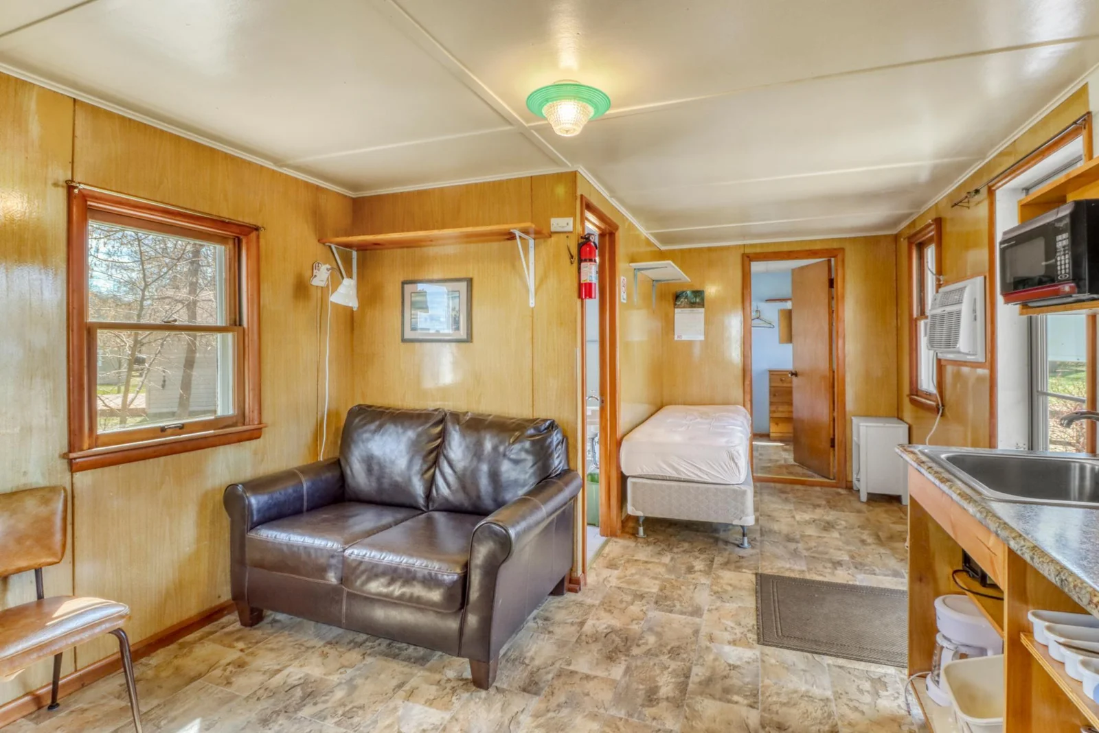 Cabin1_interior1_5.JPG