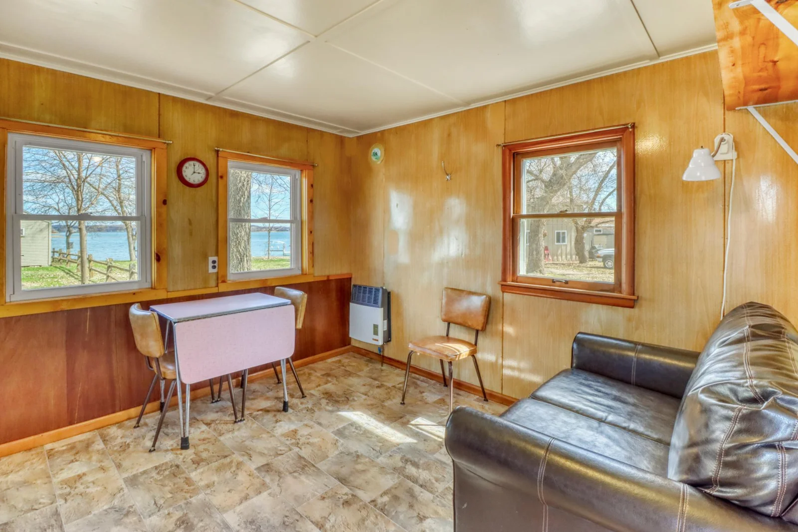 Cabin1_interior1_3.JPG