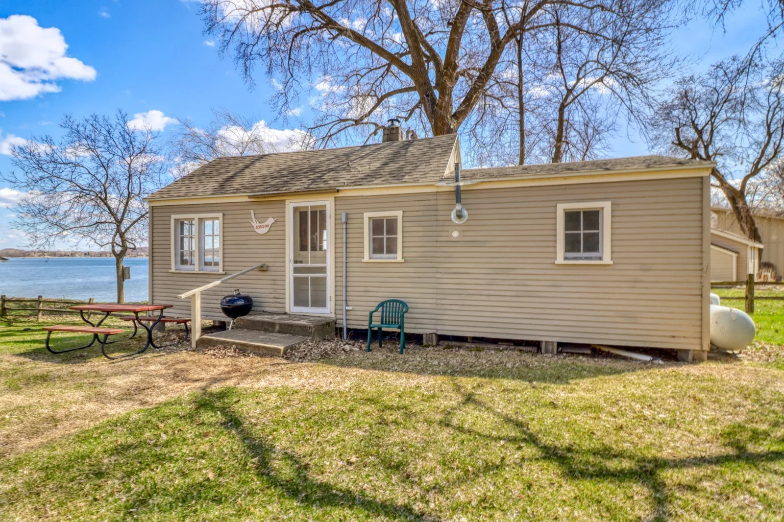 Cabin2_exterior1_1.JPG