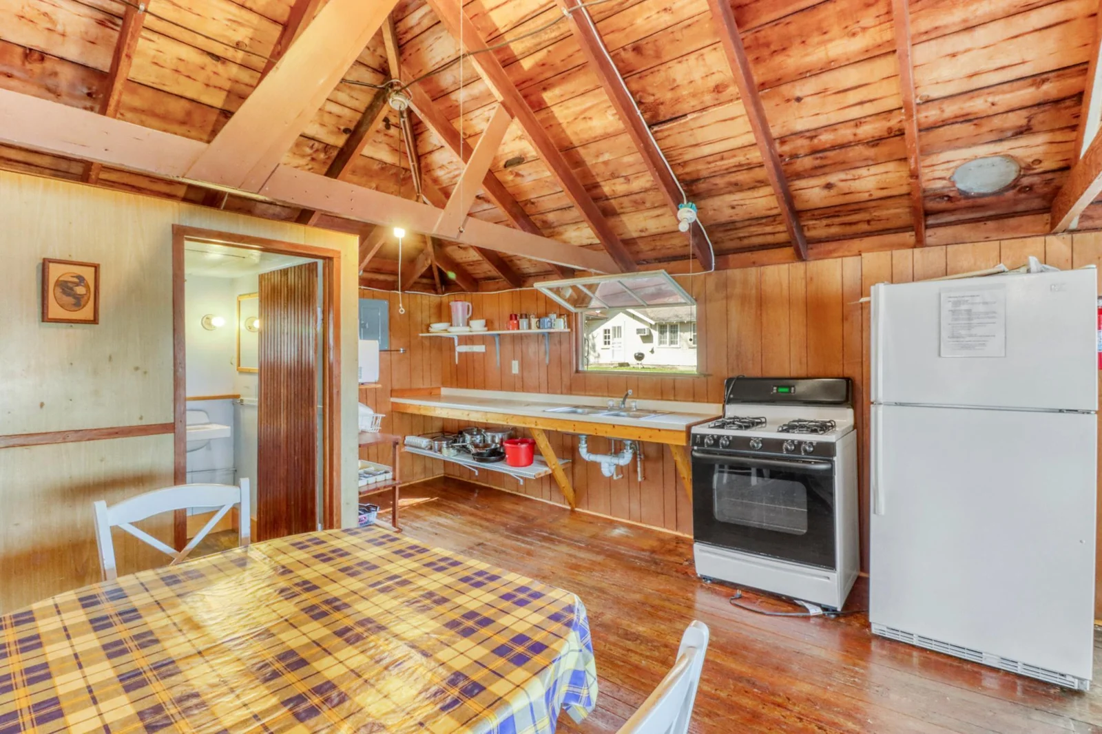 Cabin3_interior1_4.JPG