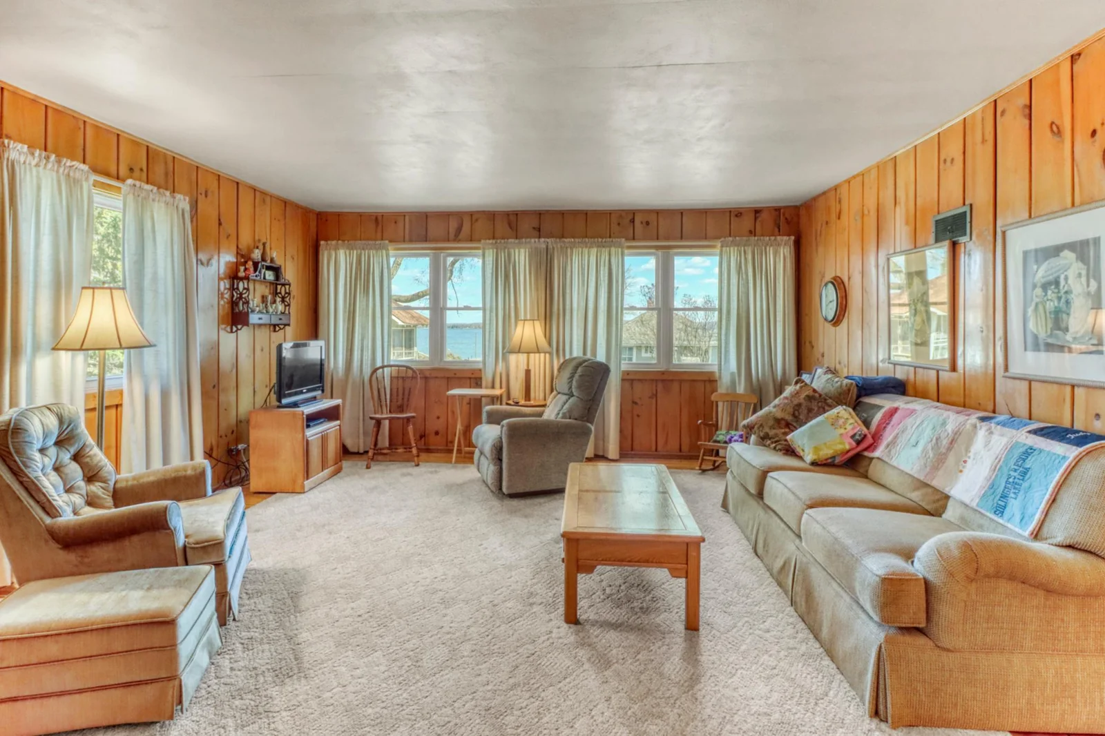 House_Living1_2.JPG