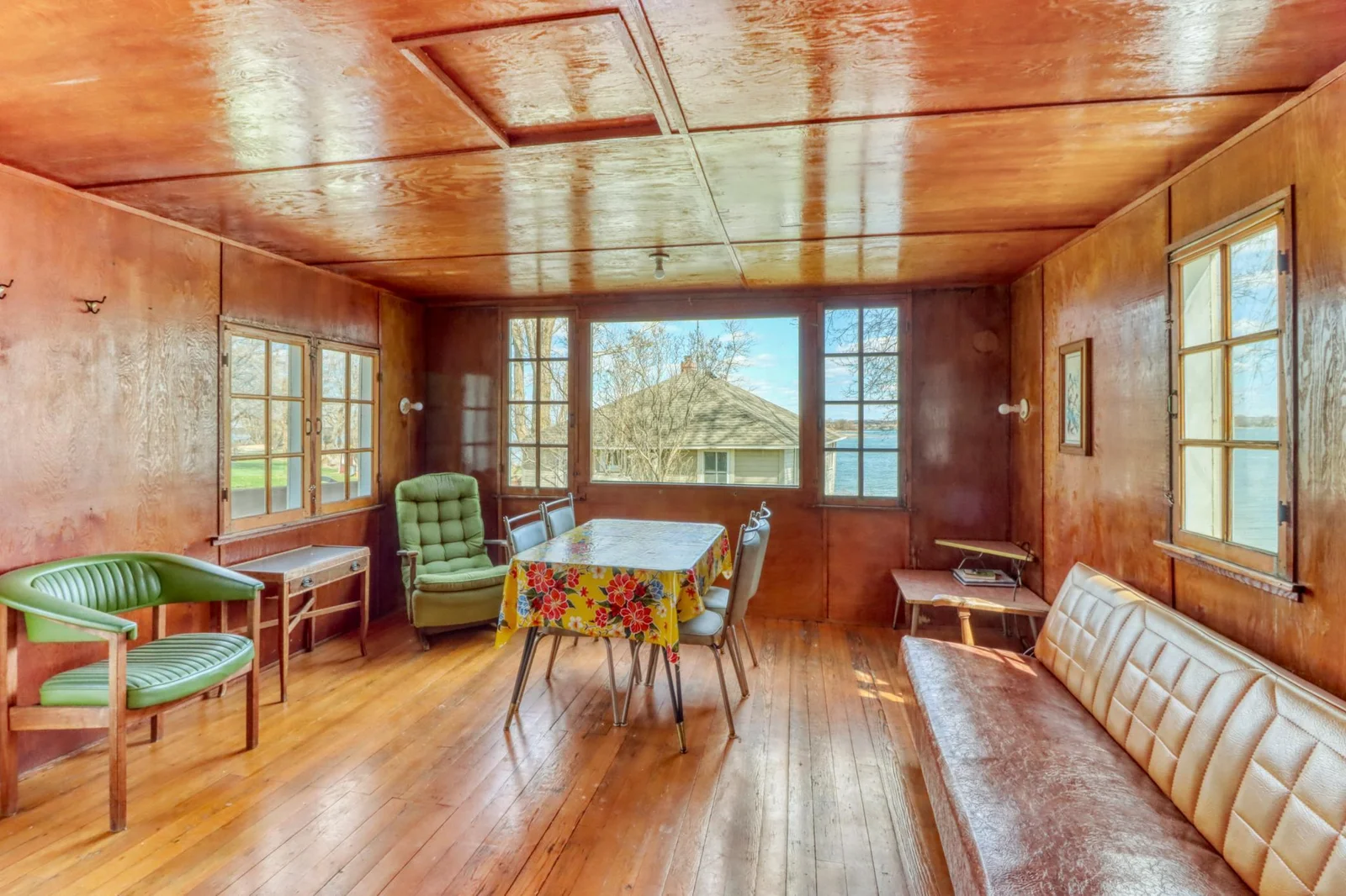 Cabin2_interior1_6.JPG
