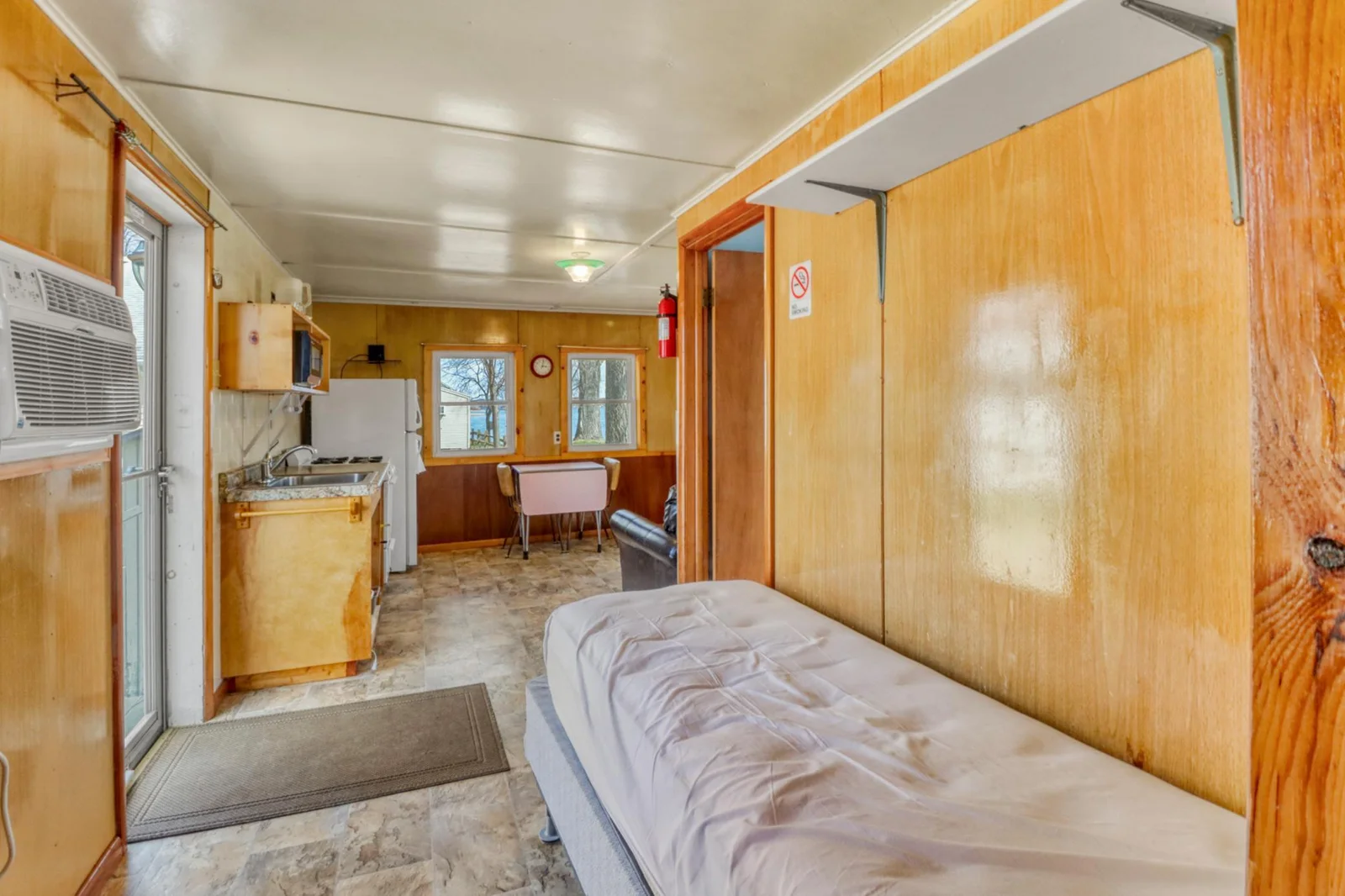 Cabin1_interior1_1.JPG