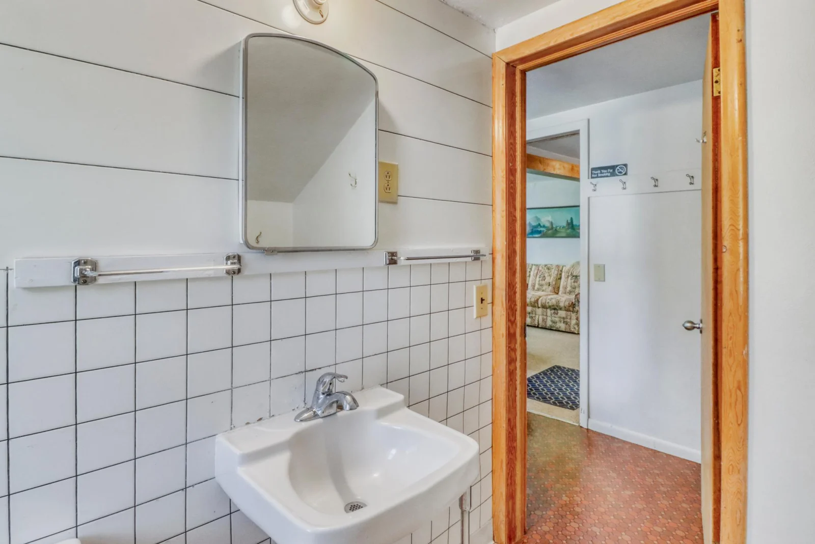 House_apartment_bathroom1_0.JPG