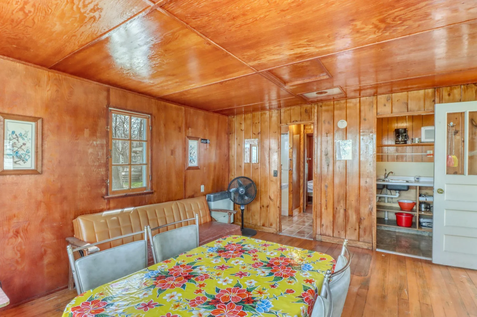 Cabin2_interior1_8.JPG