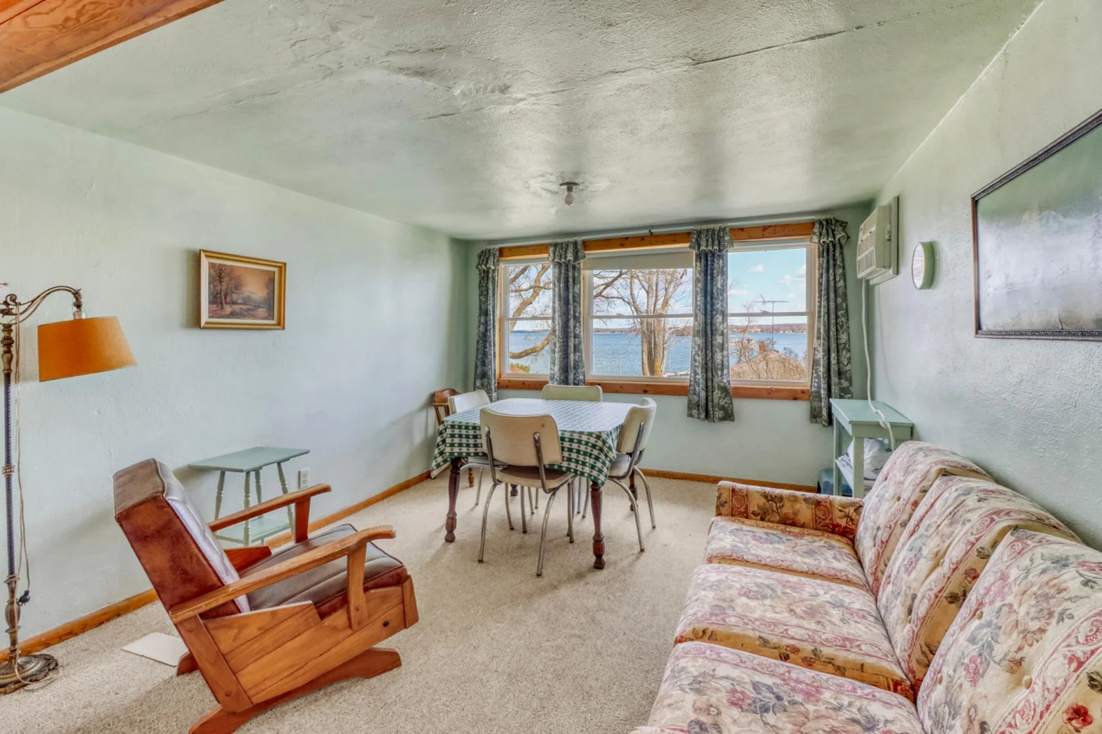 House_apartment Living1_1.JPG