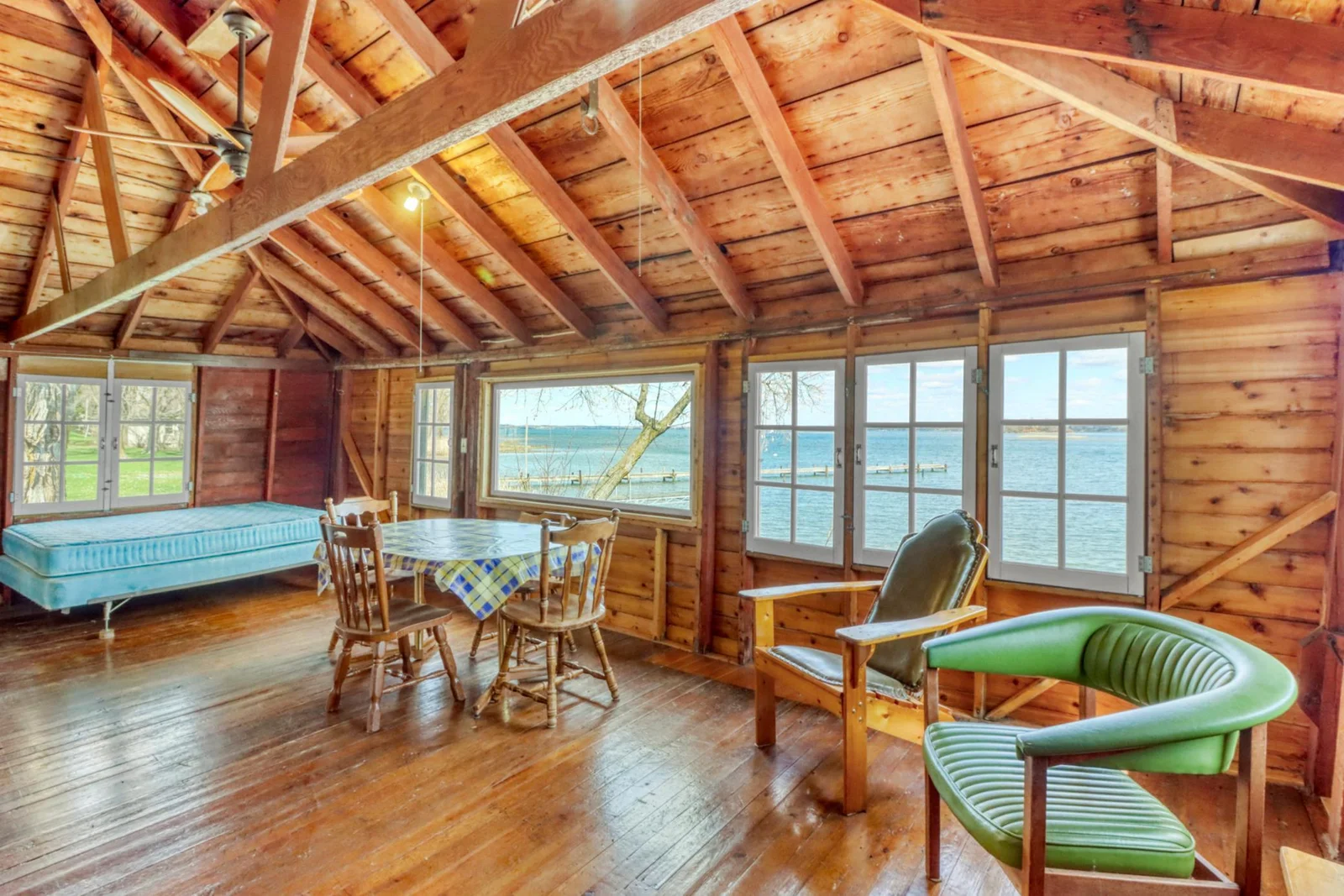 Cabin3_interior1_3.JPG
