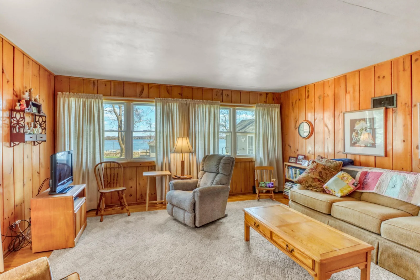 House_Living1_1.JPG