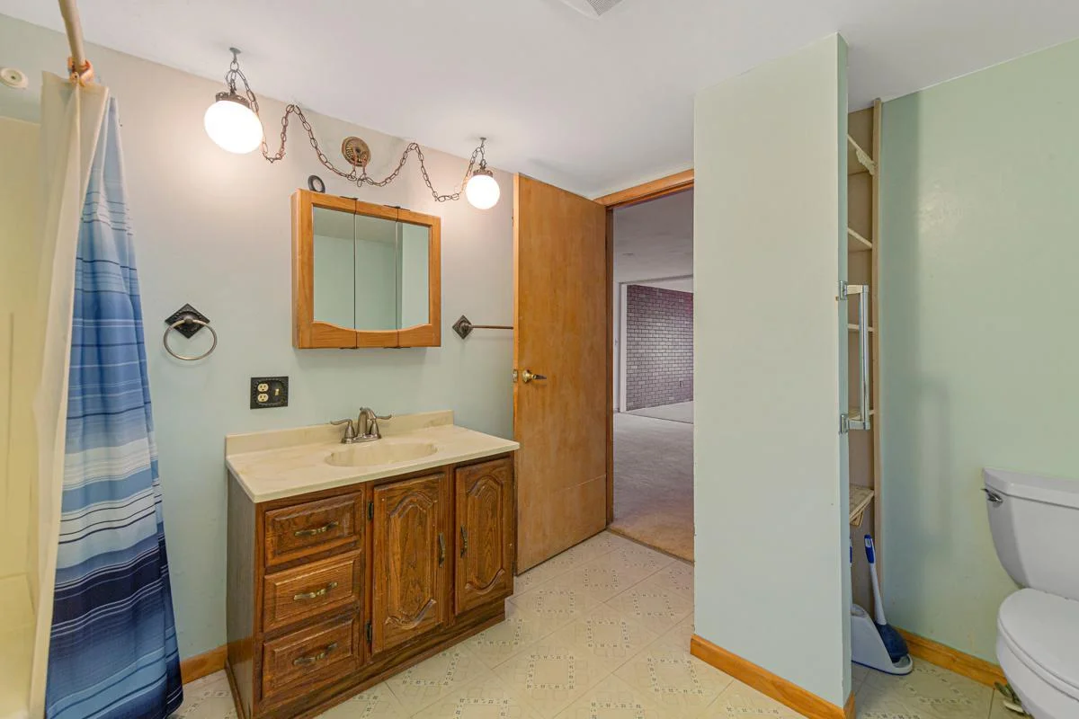 32 Bathroom.jpg