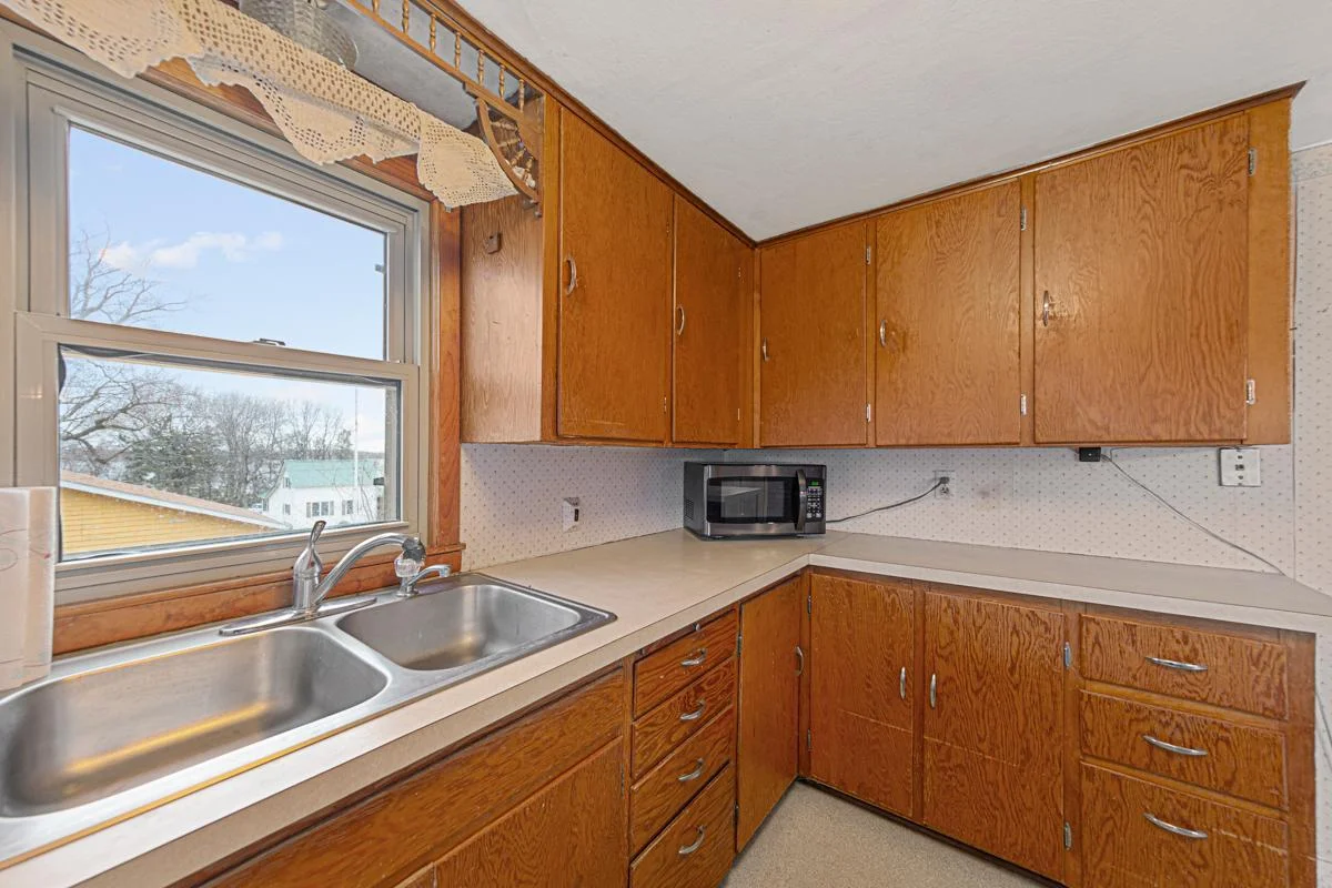 21 Kitchen.jpg