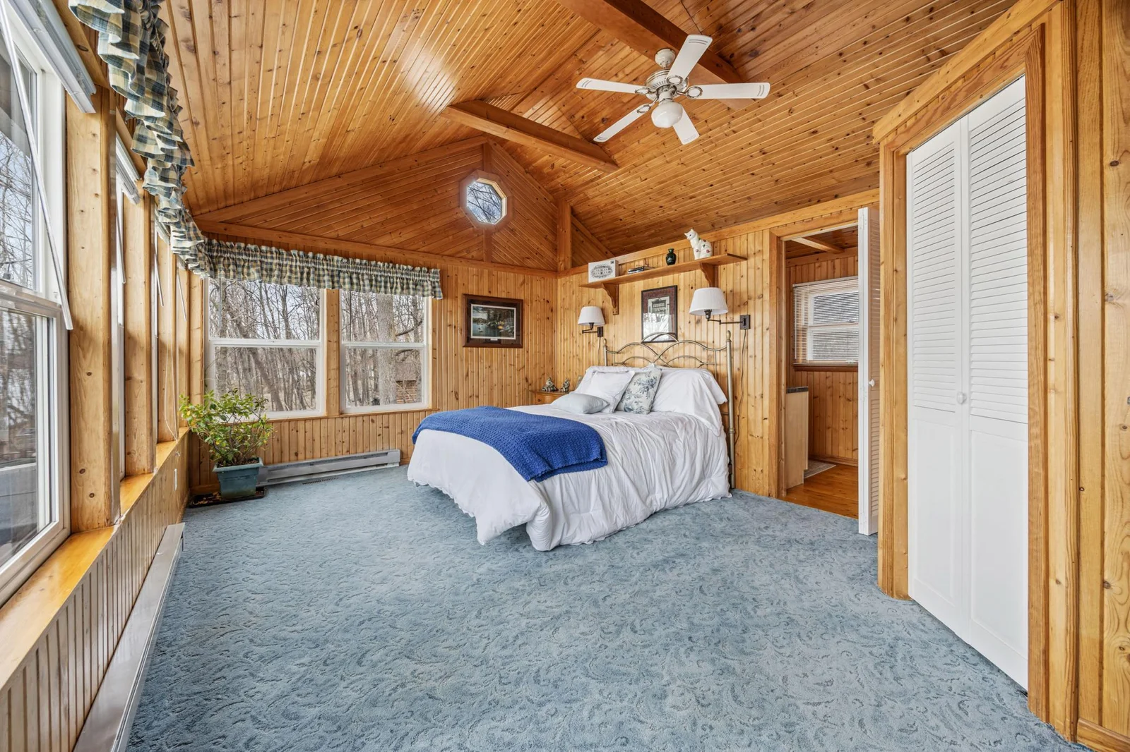 Spacious guest bedroom w/breathtaking views