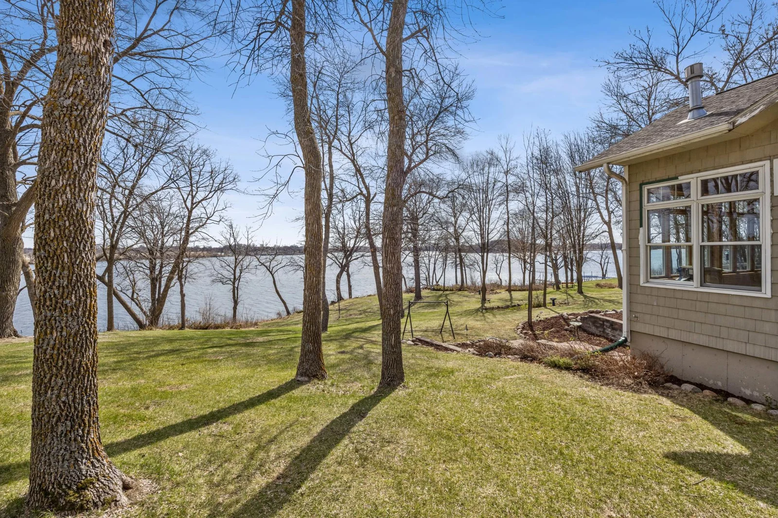 Access to the lake