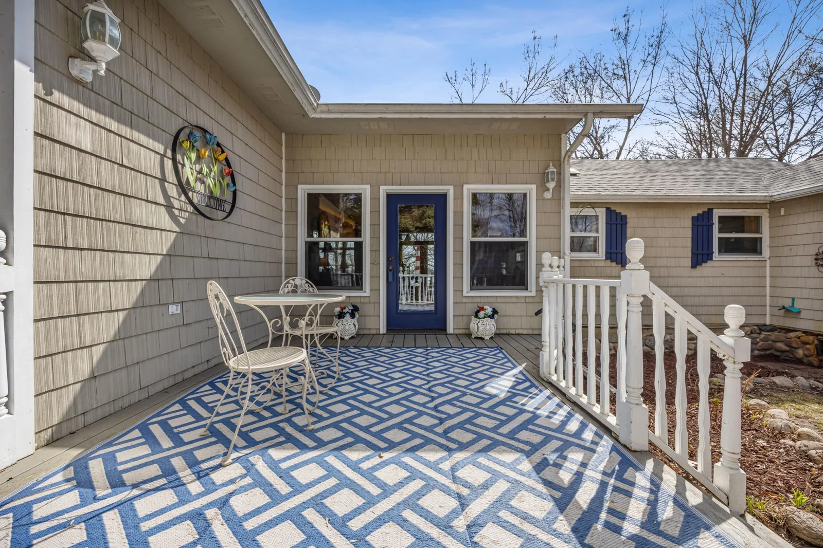 Formal Entry w/nice patio area