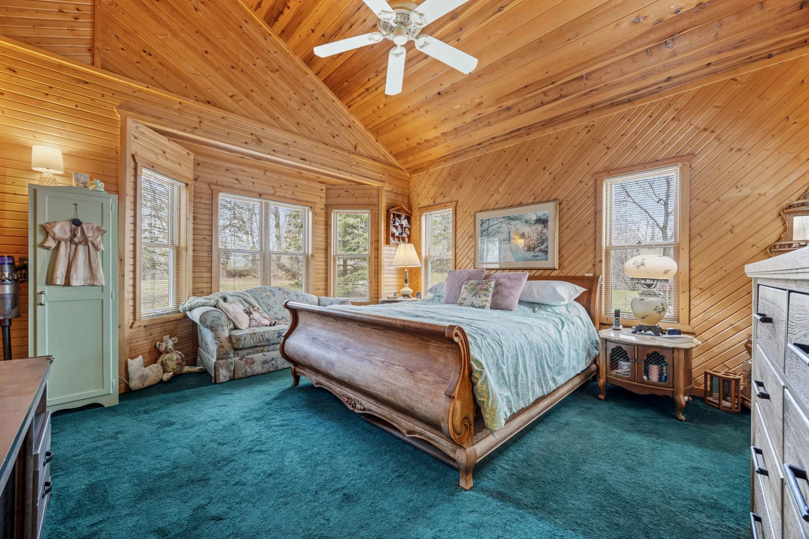 Spacious master w/many windows