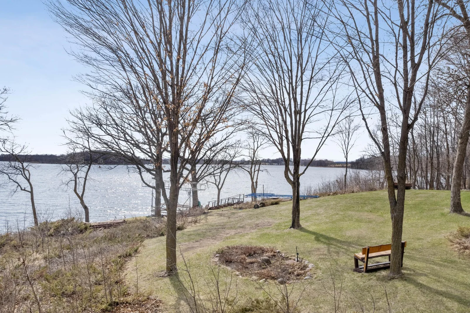 550+ ft of lake frontage
