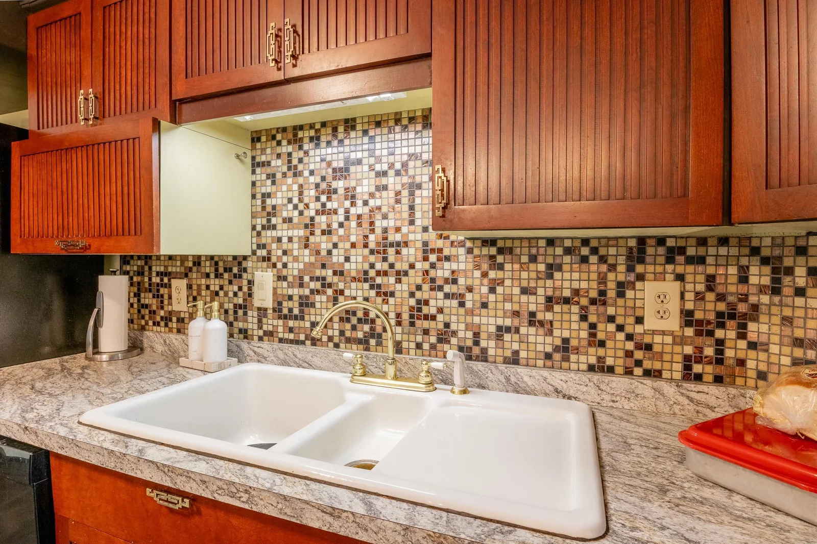 Beautiful Tile Backsplash and Hardware