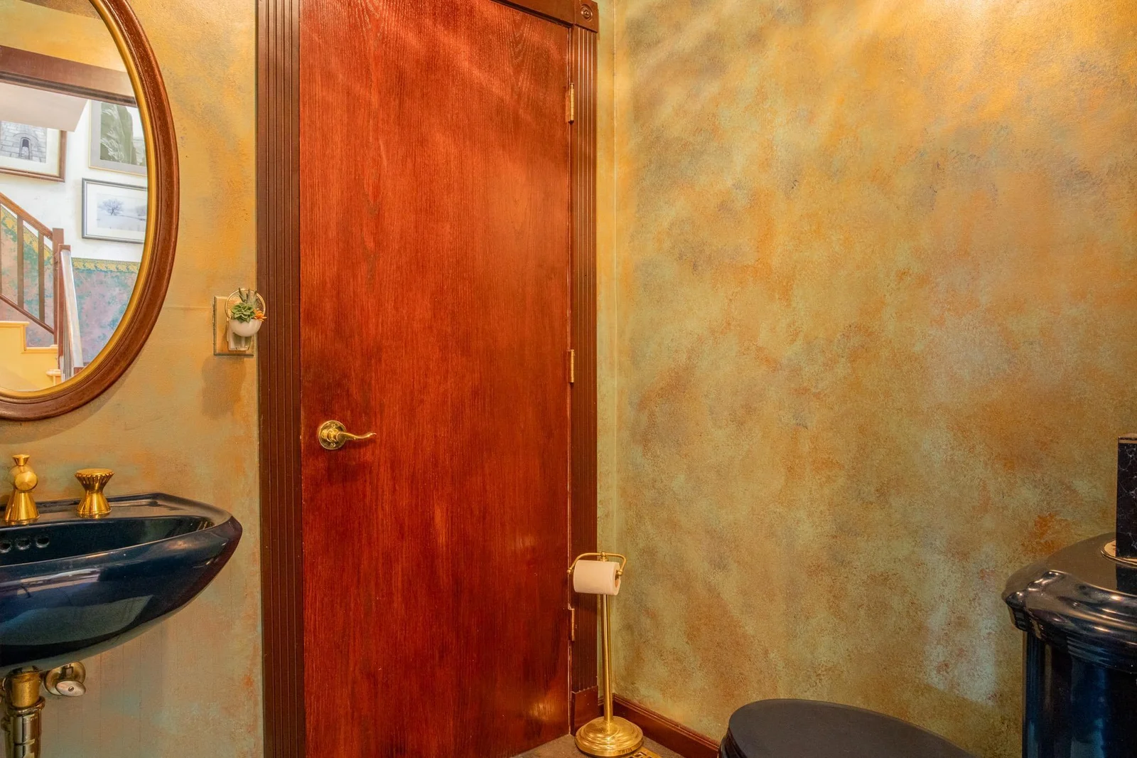Luxurious Main Floor 1/2 Bath