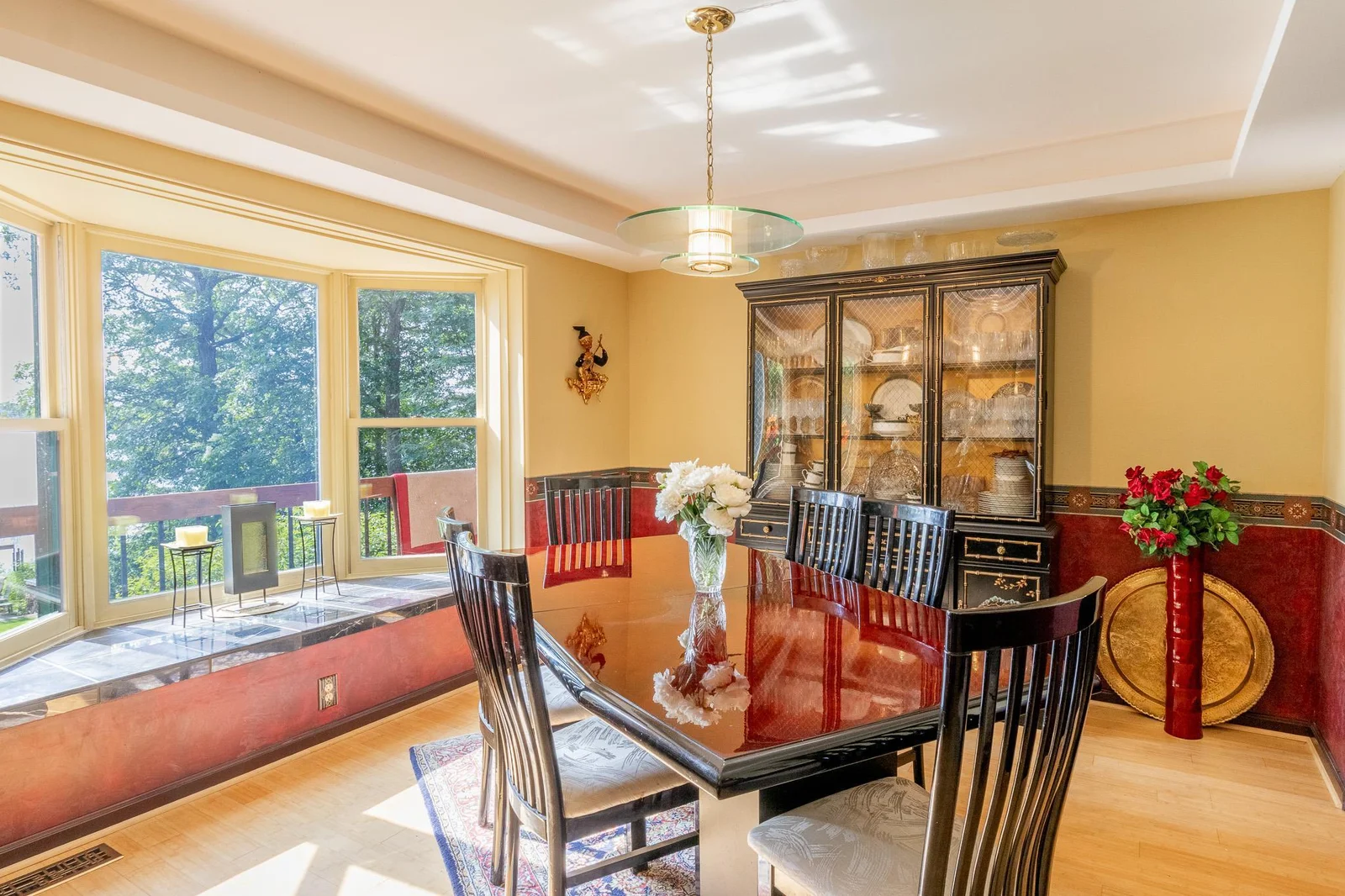 Beautiful Ceiling Detail and Bay Window