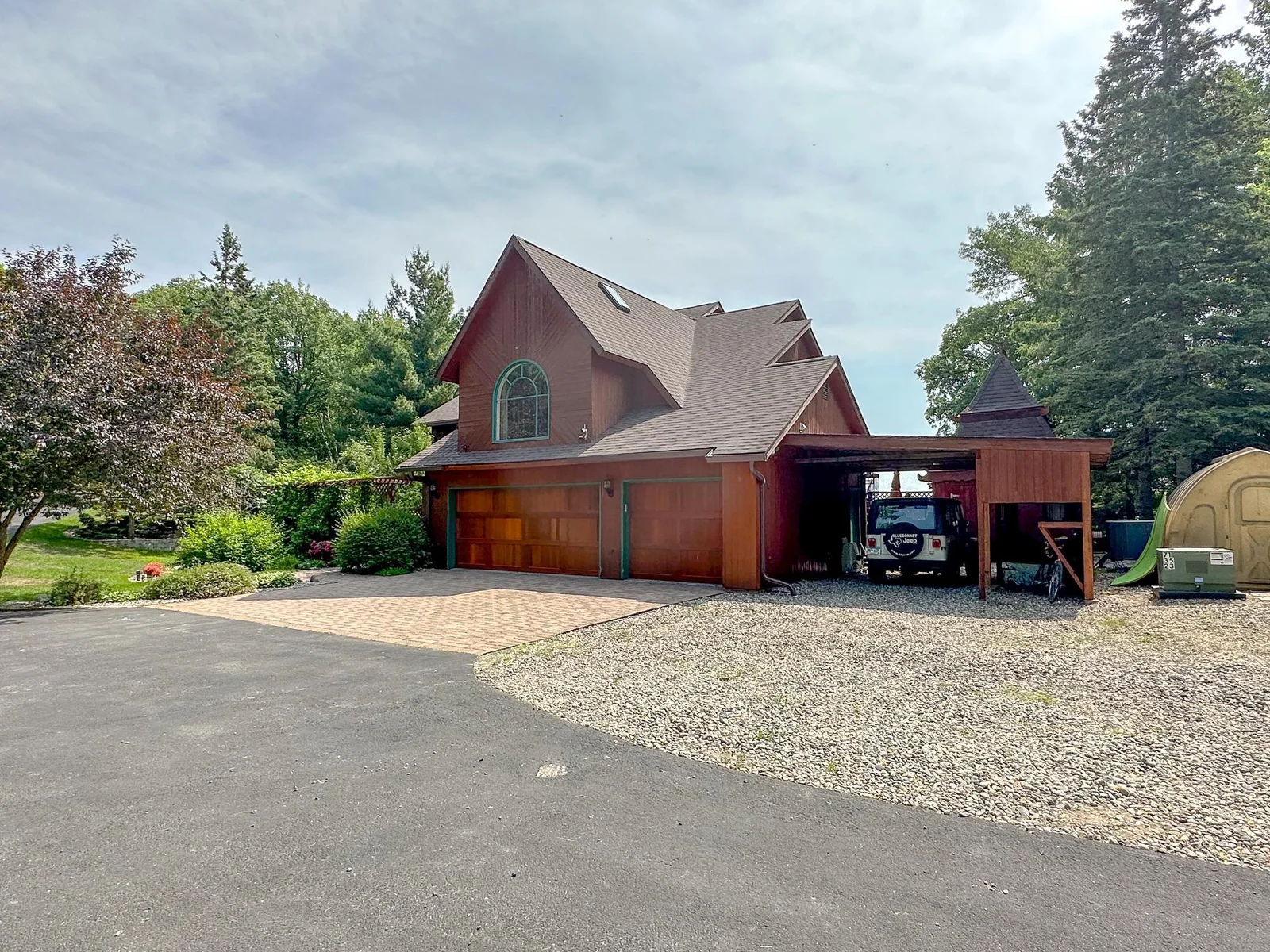 Well Maintained Paved and Brick Driveway