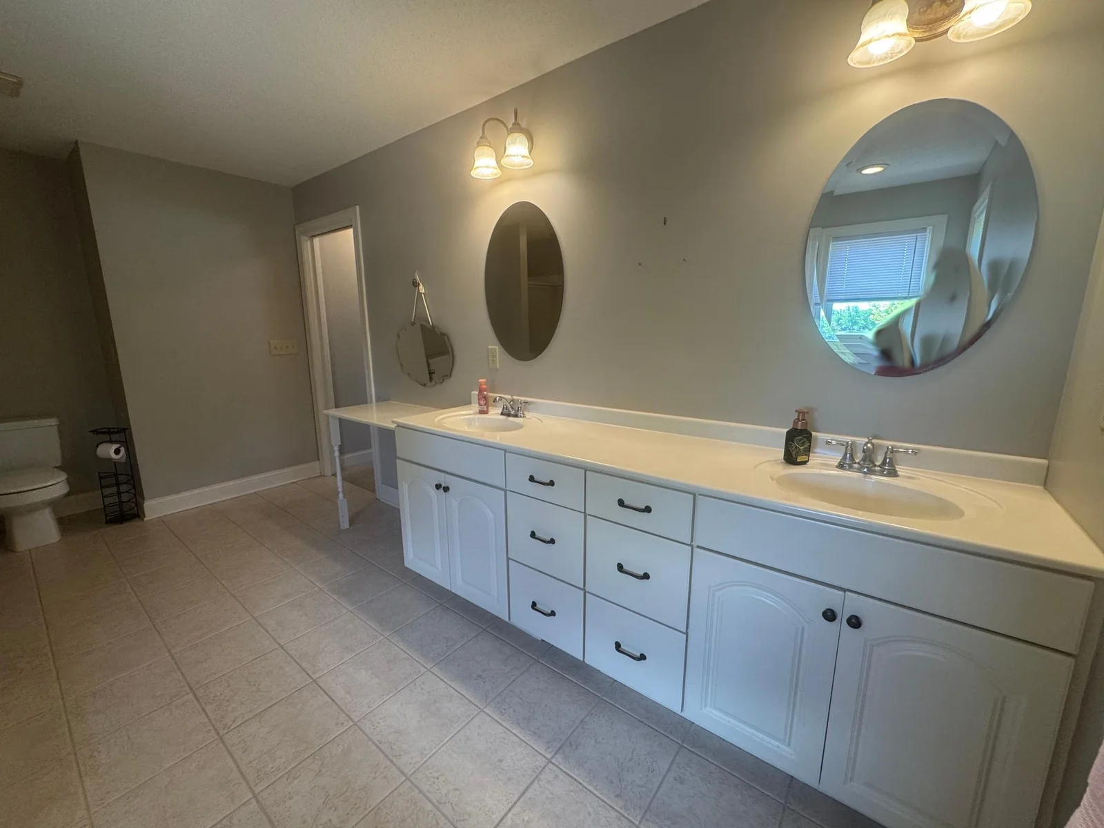 Ownwes bath with dual sinks.
