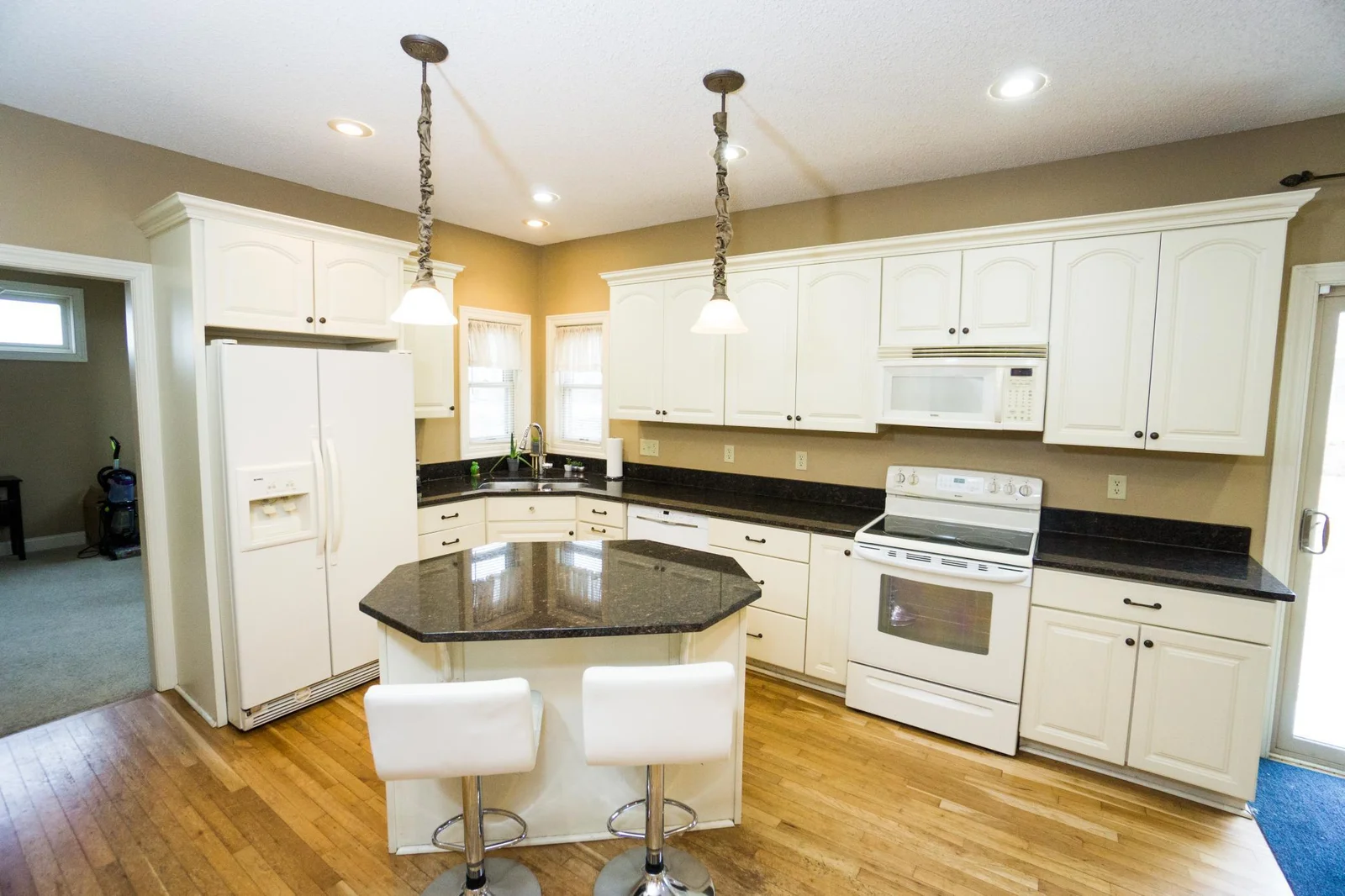 Spacious Center Island Kitchen