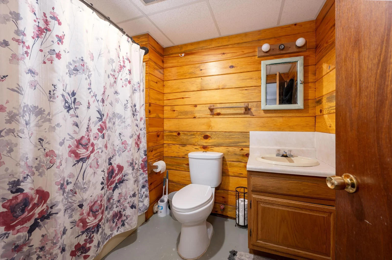 Lower-Level Full Bathroom