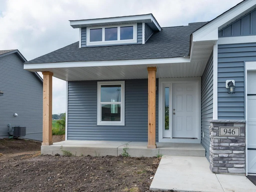 946 Prestwick Dr Belle Plaine MN