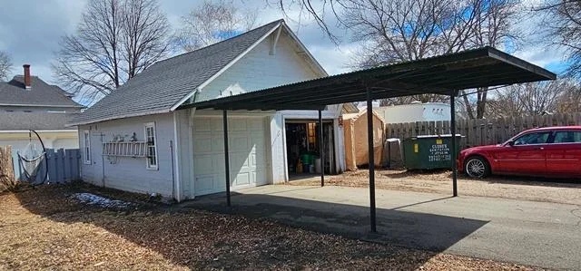 Garage/Carport