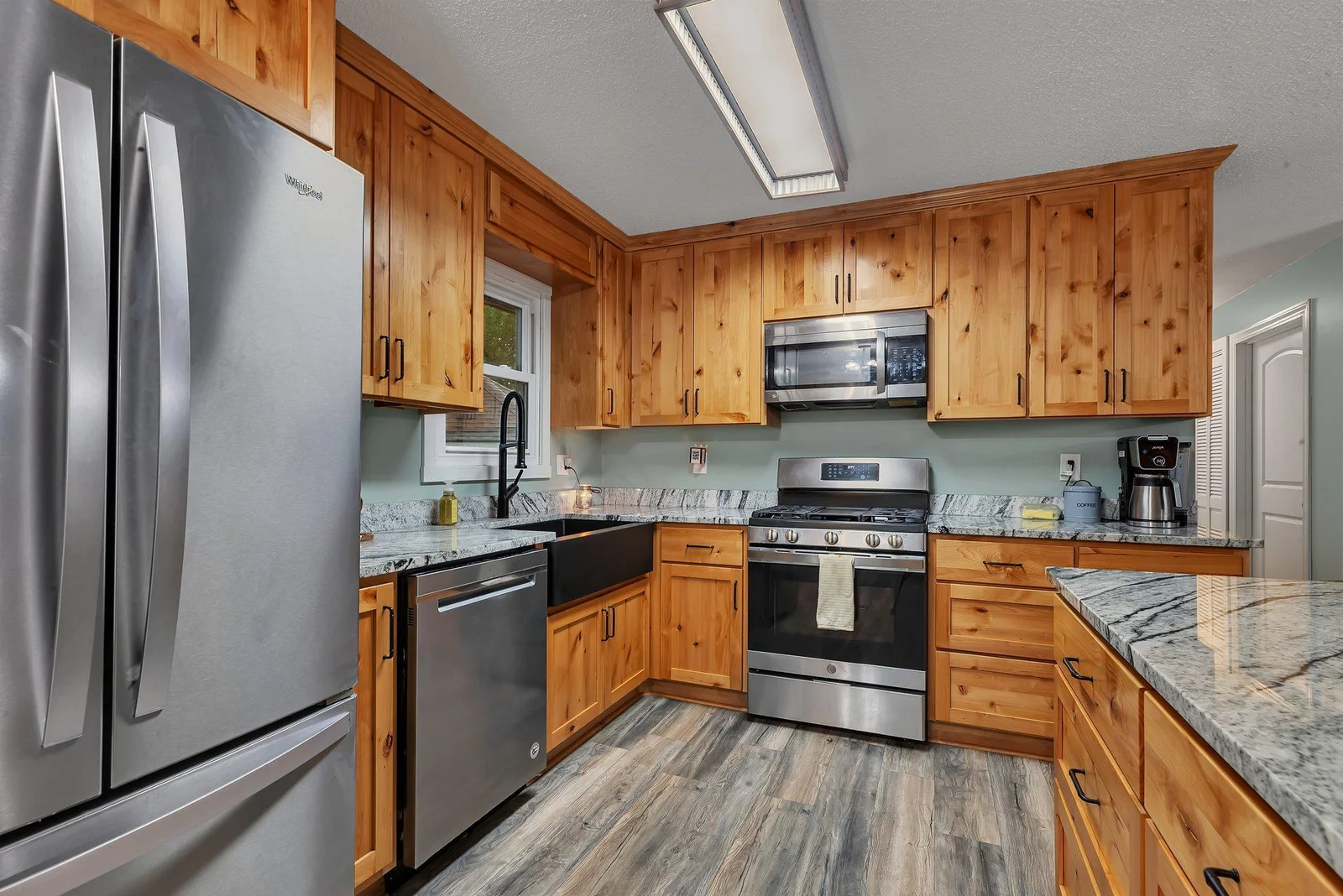 Efficient kitchen layout makes cooking and baking a breeze!