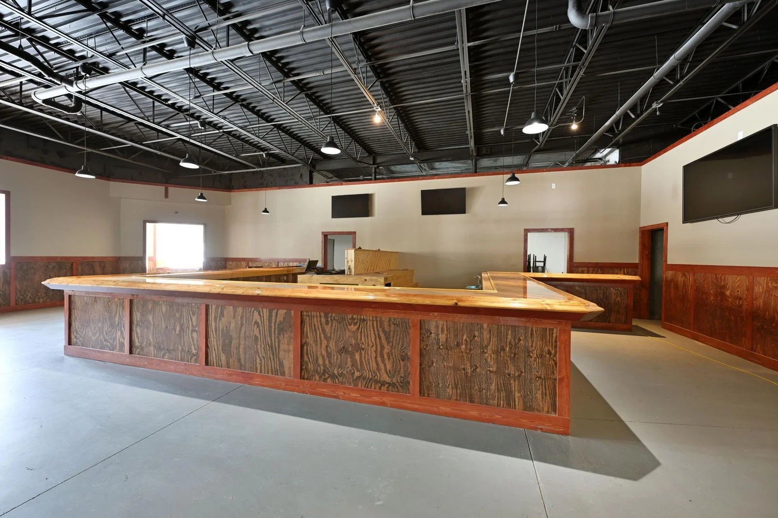 The thoughtful design allows for easy access to the kitchen from behind the bar, perfect to allow staff to have the ability to service a large group for events such as weddings and receptions.