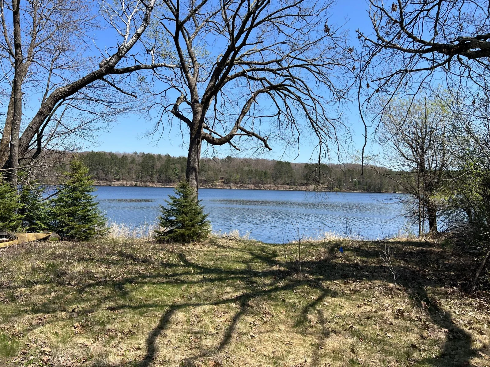 The property has gradual acess tot the lake, making it perfect for customers to arrive by boat.