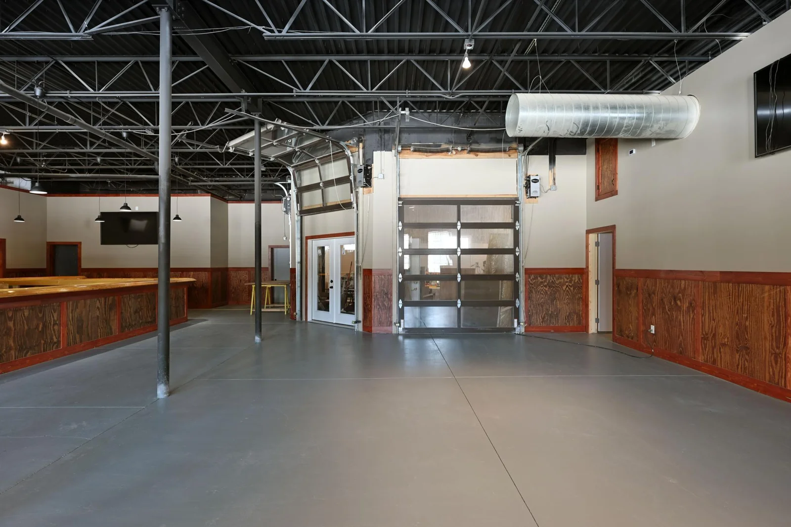Modern glass garage doors allows to separate the Bar Room from the Party Room, perfect to accommodate multiple events occurring at the same time.