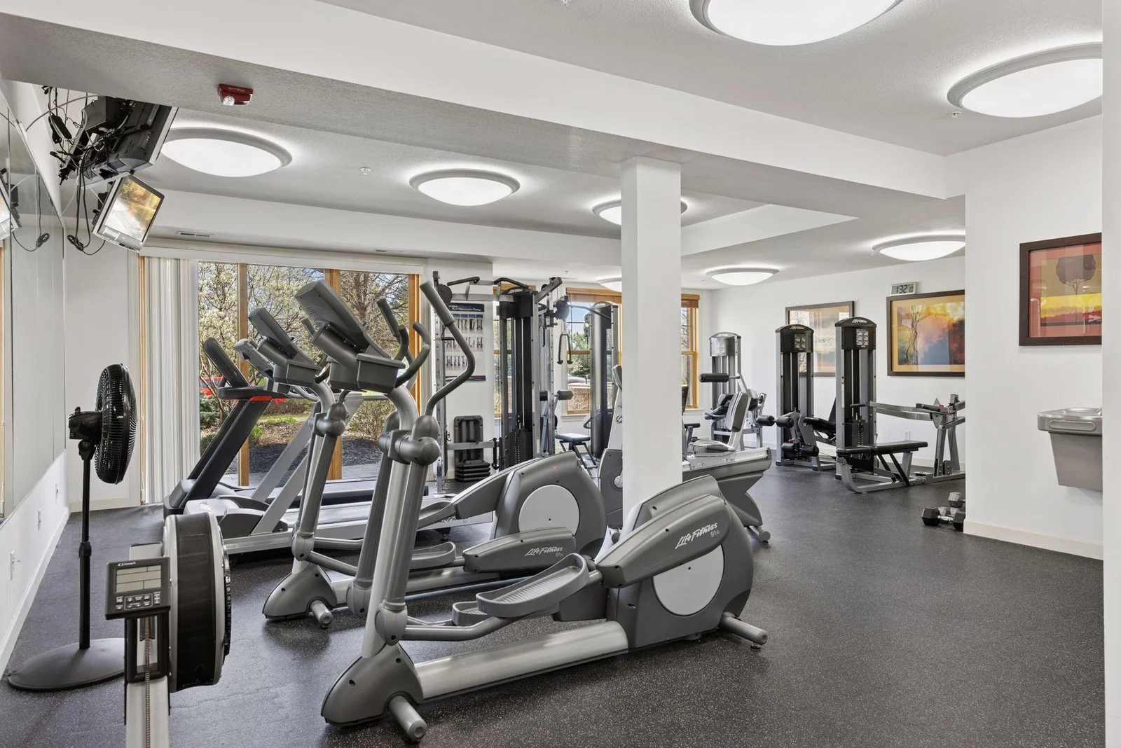 The building has an exercise room.