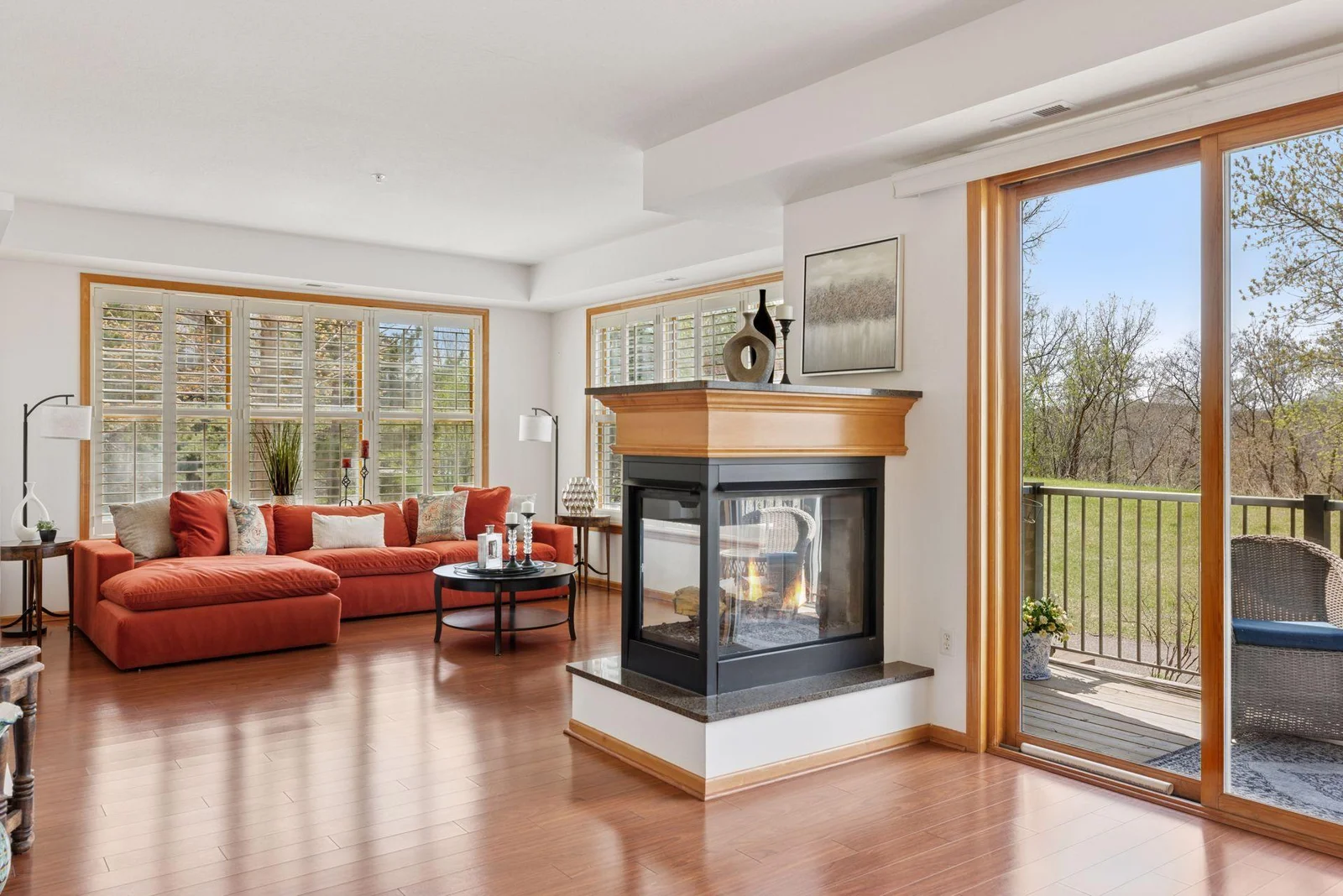 Corner unit overlooking path to the lake & the beautiful grounds. 2 Bedroom, 2 Bathroom, main floor living.